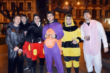 Disfraces y ambiente festivo para recibir el Año Nuevo 2020 en la Plaza del Castillo de Pamplona.