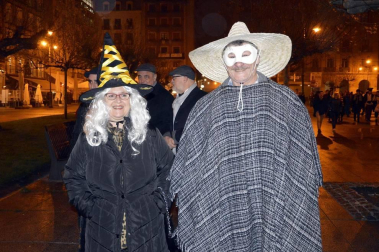 Disfraces y ambiente festivo para recibir el Año Nuevo 2020 en la Plaza del Castillo de Pamplona.