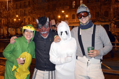 Disfraces y ambiente festivo para recibir el Año Nuevo 2020 en la Plaza del Castillo de Pamplona.