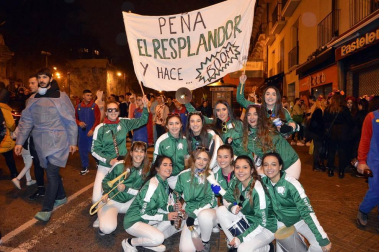 Disfraces y ambiente festivo para recibir el Año Nuevo 2020 en la Plaza del Castillo de Pamplona.