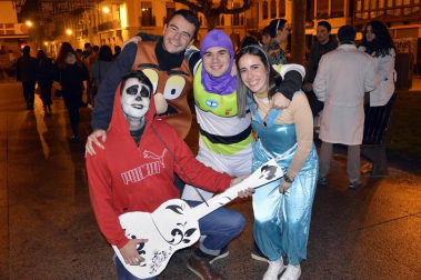 Disfraces y ambiente festivo para recibir el Año Nuevo 2020 en la Plaza del Castillo de Pamplona.