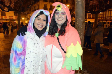Disfraces y ambiente festivo para recibir el Año Nuevo 2020 en la Plaza del Castillo de Pamplona.