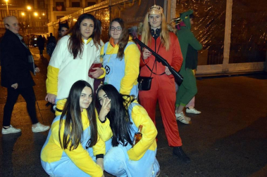 Disfraces y ambiente festivo para recibir el Año Nuevo 2020 en la Plaza del Castillo de Pamplona.