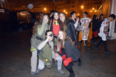 Disfraces y ambiente festivo para recibir el Año Nuevo 2020 en la Plaza del Castillo de Pamplona.