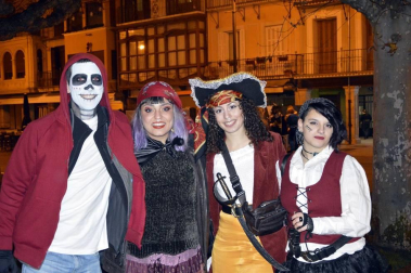 Disfraces y ambiente festivo para recibir el Año Nuevo 2020 en la Plaza del Castillo de Pamplona.