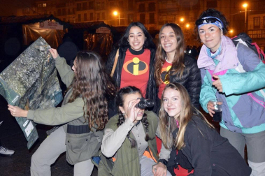 Disfraces y ambiente festivo para recibir el Año Nuevo 2020 en la Plaza del Castillo de Pamplona.