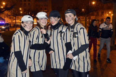 Disfraces y ambiente festivo para recibir el Año Nuevo 2020 en la Plaza del Castillo de Pamplona.