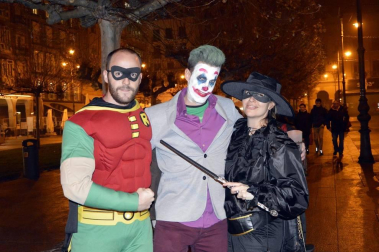 Disfraces y ambiente festivo para recibir el Año Nuevo 2020 en la Plaza del Castillo de Pamplona.