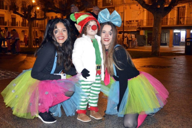 Disfraces y ambiente festivo para recibir el Año Nuevo 2020 en la Plaza del Castillo de Pamplona.