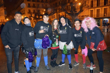 Disfraces y ambiente festivo para recibir el Año Nuevo 2020 en la Plaza del Castillo de Pamplona.