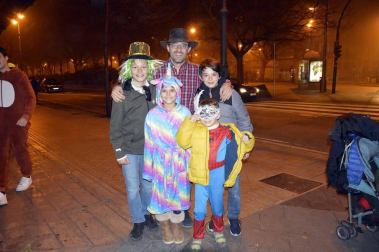 Disfraces y ambiente festivo para recibir el Año Nuevo 2020 en la Plaza del Castillo de Pamplona.