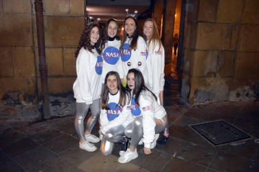 Disfraces y ambiente festivo para recibir el Año Nuevo 2020 en la Plaza del Castillo de Pamplona.