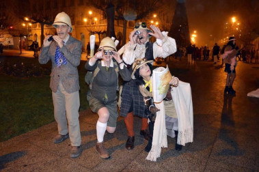 Disfraces y ambiente festivo para recibir el Año Nuevo 2020 en la Plaza del Castillo de Pamplona.