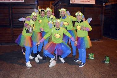 Disfraces y ambiente festivo para recibir el Año Nuevo 2020 en la Plaza del Castillo de Pamplona.