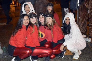 Disfraces y ambiente festivo para recibir el Año Nuevo 2020 en la Plaza del Castillo de Pamplona.