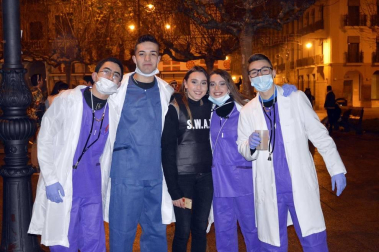 Disfraces y ambiente festivo para recibir el Año Nuevo 2020 en la Plaza del Castillo de Pamplona.