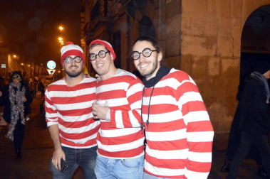 Disfraces y ambiente festivo para recibir el Año Nuevo 2020 en la Plaza del Castillo de Pamplona.