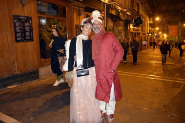 Disfraces y ambiente festivo para recibir el Año Nuevo 2020 en la Plaza del Castillo de Pamplona.