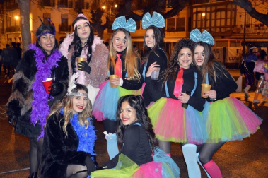 Disfraces y ambiente festivo para recibir el Año Nuevo 2020 en la Plaza del Castillo de Pamplona.