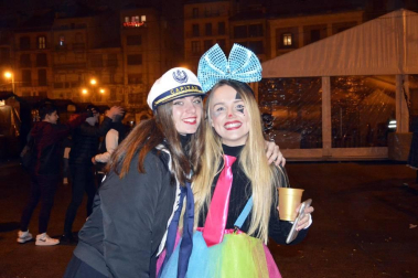 Disfraces y ambiente festivo para recibir el Año Nuevo 2020 en la Plaza del Castillo de Pamplona.