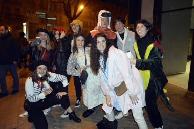 Disfraces y ambiente festivo para recibir el Año Nuevo 2020 en la Plaza del Castillo de Pamplona.