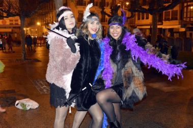 Disfraces y ambiente festivo para recibir el Año Nuevo 2020 en la Plaza del Castillo de Pamplona.