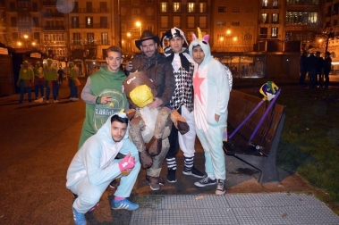 Disfraces y ambiente festivo para recibir el Año Nuevo 2020 en la Plaza del Castillo de Pamplona.