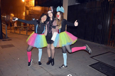 Disfraces y ambiente festivo para recibir el Año Nuevo 2020 en la Plaza del Castillo de Pamplona.