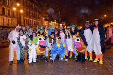 Disfraces y ambiente festivo para recibir el Año Nuevo 2020 en la Plaza del Castillo de Pamplona.