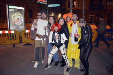 Disfraces y ambiente festivo para recibir el Año Nuevo 2020 en la Plaza del Castillo de Pamplona.