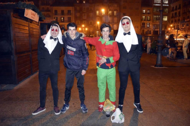 Disfraces y ambiente festivo para recibir el Año Nuevo 2020 en la Plaza del Castillo de Pamplona.