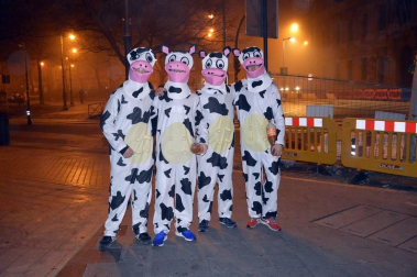 Disfraces y ambiente festivo para recibir el Año Nuevo 2020 en la Plaza del Castillo de Pamplona.