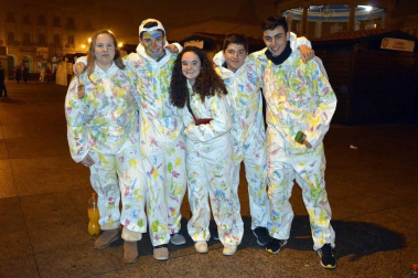 Disfraces y ambiente festivo para recibir el Año Nuevo 2020 en la Plaza del Castillo de Pamplona.