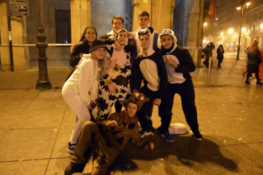 Disfraces y ambiente festivo para recibir el Año Nuevo 2020 en la Plaza del Castillo de Pamplona.