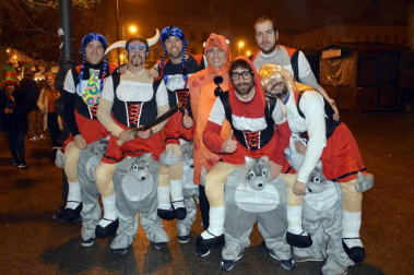 Disfraces y ambiente festivo para recibir el Año Nuevo 2020 en la Plaza del Castillo de Pamplona.