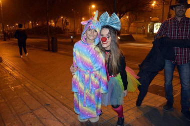 Disfraces y ambiente festivo para recibir el Año Nuevo 2020 en la Plaza del Castillo de Pamplona.