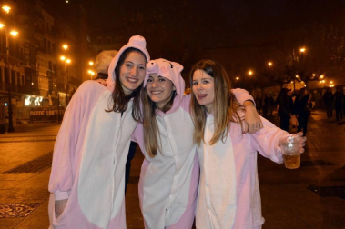 Disfraces y ambiente festivo para recibir el Año Nuevo 2020 en la Plaza del Castillo de Pamplona.