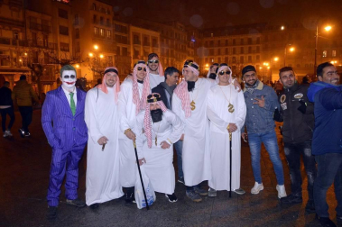 Disfraces y ambiente festivo para recibir el Año Nuevo 2020 en la Plaza del Castillo de Pamplona.
