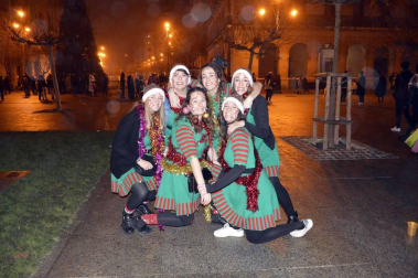 Disfraces y ambiente festivo para recibir el Año Nuevo 2020 en la Plaza del Castillo de Pamplona.
