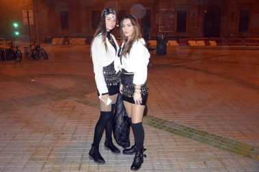 Disfraces y ambiente festivo para recibir el Año Nuevo 2020 en la Plaza del Castillo de Pamplona.