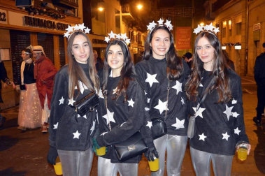 Disfraces y ambiente festivo para recibir el Año Nuevo 2020 en la Plaza del Castillo de Pamplona.