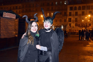 Disfraces y ambiente festivo para recibir el Año Nuevo 2020 en la Plaza del Castillo de Pamplona.