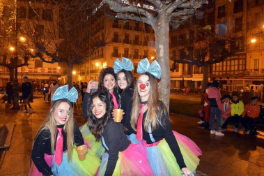 Disfraces y ambiente festivo para recibir el Año Nuevo 2020 en la Plaza del Castillo de Pamplona.
