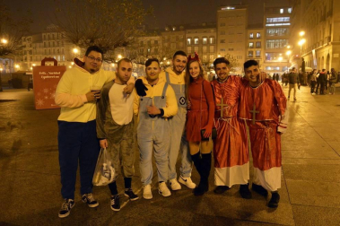 Disfraces y ambiente festivo para recibir el Año Nuevo 2020 en la Plaza del Castillo de Pamplona.