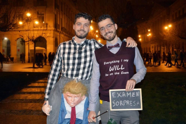 Disfraces y ambiente festivo para recibir el Año Nuevo 2020 en la Plaza del Castillo de Pamplona.