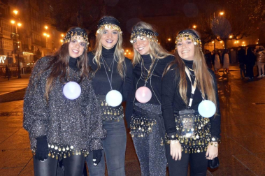 Disfraces y ambiente festivo para recibir el Año Nuevo 2020 en la Plaza del Castillo de Pamplona.