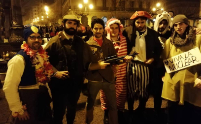 Disfraces y ambiente festivo para recibir el Año Nuevo 2020 en la Plaza del Castillo de Pamplona.
