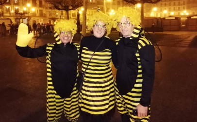 Disfraces y ambiente festivo para recibir el Año Nuevo 2020 en la Plaza del Castillo de Pamplona.