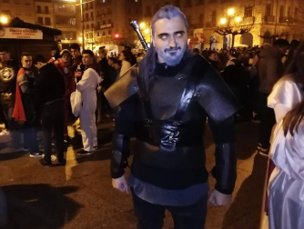 Disfraces y ambiente festivo para recibir el Año Nuevo 2020 en la Plaza del Castillo de Pamplona.