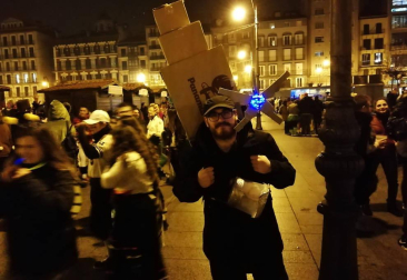 Disfraces y ambiente festivo para recibir el Año Nuevo 2020 en la Plaza del Castillo de Pamplona.